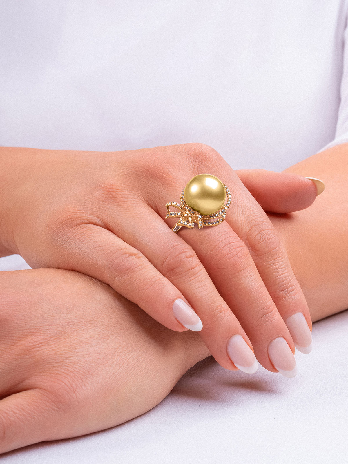 Золотое кольцо с жемчугом 110837-25 на модели